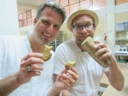 Gregor und Ingo essen selbstgemachtes Brot vom Bäcker Norbert Bloch in Lima, Peru.