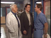 Im Krankenhaus nehmen Mark (Dick Van Dyke, l.) und Steve (Barry Van Dyke, M.) einen Pfleger unter die Lupe.