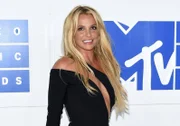 Britney Spears ist DER Teenie Star der Jahrtausendwende. Doch die schillernde Fassade bröckelt mit der Zeit und endet schlussendlich in einem jahrelangen Kampf um Selbstbestimmung.