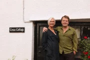 Mel und Tom leben in dem ältesten Haus in ihrem Dorf Wrington in North Somerset. Sie wollen ihr Dachgeschoss in ein schrulliges B&B verwandeln.