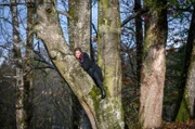 Um sich vor den Wildscheinen in Sicherheit zu bringen, rettet Lia (Deborah Müller) sich auf einen Baum.