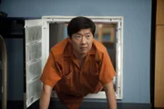 Chang (Ken Jeong) träumt von einem Job und einer Wohnung, da er mittlerweile in den Lüftungsschächten haust ...