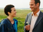 Achim (Johannes Steck, rechts) und Anja Weiss (Svea Timander) verbindet ein gemeinsames Schicksal und sie genießen die Zeit, die bleibt...