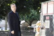 Cal (Tim Roth) beobachtet eine Geldübergabe und wird stutzig.