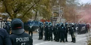Die Polizei räumt den "KŘPI" Wagenplatz, einen zentralen Ort für die Mitglieder der linksautonomen Szene Berlins.