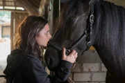 Sylvia Kleine (Svenja Jung) liebt ihr Pferd über alles. Doch jetzt muss sie sich für immer von ihm verabschieden.
