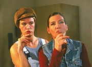 Simone (Susanne Schlenzig, li.) versucht Walter (Katy Karrenbauer) zu imitieren, damit sie als Walter verkleidet ihren Helmut sehen kann.