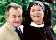 Jutta Speidel als Ordensschwester Lotte Albers (r.) und Fritz Wepper als Wolfgang Wsller (l.).