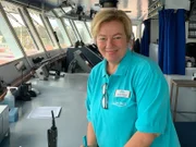 Kreuzfahrtdirektorin Manuela Bzdega auf der Brücke der "Weißen Lady".