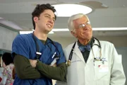Als J.D. (Zach Braff, l.) die Gelegenheit bekommt, mit Dr. Townsend (Dick Van Dyke, r.) an einem Fall zusammenzuarbeiten, fühlt er sich mächtig geehrt ...