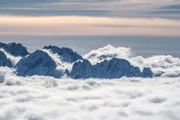Die Gipfel der julischen Alpen ragen aus dem Nebelmeer