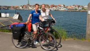 Andrea Grießmann (r.) macht sich mit ihrer Freundin Elke Vieth schwerbepackt auf eine 5-tägige Tour auf dem Ostseeradweg.