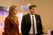 Brennan (Emily Deschanel) und Agent Booth (David Boreanaz) untersuchen den Tod einer 16-jährigen, schwangeren Schülerin. Bei ihren Ermittlungen stellen die beiden fest, dass viele der minderjährigen Freundinnen der Toten ebenfalls schwanger sind. Ein Zufall?