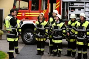 Die Lansinger Frauen sind tatsächlich zum Training der Freiwilligen Feuerwehr erschienen. Von links: Mike Preissinger (Harry Blank), Roland Bamberger (Horst Kummeth), Trixi Preissinger (Doreen Dietel), Max (Michael A. Grimm),  Veronika (Senta Auth), Florian Brunner (Tommy Schwimmer) und Bürgermeister Schattenhofer (Werner Rom).
