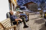 Altbauer und Pensionist Richard Singer beim Sonnenbaden