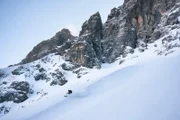 Skifahrer Niki Sagmeister beim abfahren der 800 höhenmeter Rinne Huda Paliza