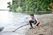 Neles Sohn Niklas (Noah Calvin) fischt Geldscheine aus dem Bodensee.