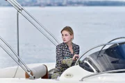 Klebers Geliebte Franka Schultz (Teresa Klamert) flieht im Sportboot vor der Polizei.