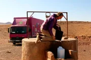 Thomas an der Wasserstelle in Marokko.