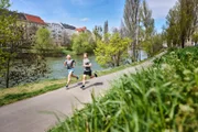 Die Teilnehmer treten während eines Wings For Life World Run Pre-Events am 8. April 2022 in Wien, Österreich, auf