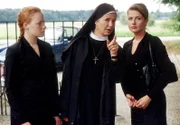 Auf dem Friedhof treffen Schwester Lotte (Jutta Speidel, M.) und Barbara (Anna Luise Kish, l.) Gaby Paulus (Christina Rainer, r.), eine ehemalige Freundin von Dr. Richter.
