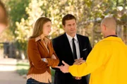 Brennan (Emily Deschanel) und Agent Booth (David Boreanaz, M.) erhoffen sich von Ashleys Volleyball-Coach Adam Hawthorne (Matt Bushell) Hinweise, die zur Aufklärung ihres Todes führen.
