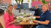 Tamina Kallert (l), Klaus Hambel, Thomas Siegl (2.v.r.) und Björn Freitag (r) essen Pfälzer Saumagen mit Bratkartoffeln und Grumbeersupp.