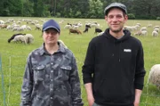 Susanne Loewe und Ole Wohlann mit ihrem Hütehund und ihren Schafen und Ziegen.