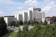 1980 wurde im thüringischen Friedrichroda das damals größte Ferienhotel des DDR-Gewerkschaftsbunds FDGB eröffnet: das Erholungsheim „August Bebel“ mit einer Kapazität von mehr als 1.500 Betten auf dem Reinhardsberg.