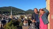 Willkommen in der Pfalz: Für Tamina Kallert (r) und Björn Freitag geht es bei ihrer grenzenlos köstlichen Reise auf den Südturm der Stiftskirche in Neustadt an der Weinstraße.
