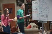 Sheldon (Jim Parsons, r.) entdeckt ein neues Element und dreht wegen des Erfolges durch. Doch dann stellt sich heraus, dass sein Fund purer Zufall war. Amy (Mayim Bialik, l.) steht ihm in dieser Zeit zur Seite ...