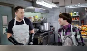 Das Arbeiten in der Suppenküche hat sich doch gelohnt, als Howard (Simon Helberg, r.) dort auf Elon Musk (Elon Musk, l.) trifft ...