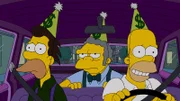 Homer (r.), Moe (M.), Carl und Lenny (l.) haben den Jackpot der wöchentlichen Ziehung der Springfield-Lotterie geknackt. Doch als Carl, der das Geld abholen wollte, nach mehreren Stunden nicht auftaucht, werden die Männer plötzlich nervös ...