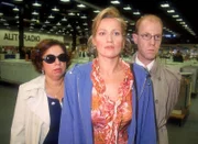 Rita (Gaby Köster, l.), Gisi (Franziska Traub) und Schumann (Lutz Herkenrath) sind in geheimer Mission im Computermarkt unterwegs.