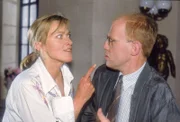Rita (Gaby Köster) droht Schumann (Lutz Herkenrath) einen körperlichen Verweis an, wenn er sie noch ein Mal bei ihrem gemütlichen Wochenende mit ihrem Mann stören sollte.