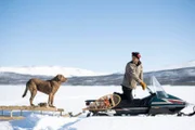 Johnny Rolfe und Java reiten durch die Winterlandschaft. (National Geographic/Mike Fennell)