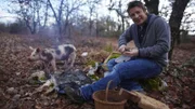 Die Serie mit Jamie Oliver ist ein einziges Abenteuer. In jeder Folge erforscht der Kult-Koch die Küche eines anderen Landes und macht dabei aufregende Entdeckungen. Zunächst lernt er in Marrakesch eine völlig andere Esskultur kennen. In Griechenland fischt er das erste Mal in seinem Leben mit einem Speer. In Andalusien kocht er die größte Paella der Welt und in Frankreich freundet er sich mit einem Trüffelschwein an. Auf seinen Reisen lernt Jamie Oliver zudem eine Reihe anderer Köche kennen, die unter and