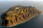 Aogashima, eine scheinbar winzige und abgelegene Insel des Izu-Archipels: Tatsächlich ist sie nur die Spitze eines großen submarinen Vulkans.
