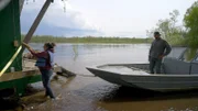 Chevie und Sonta Roach sichern ihre Hütte während der Flut am Innoko River. (National Geographic für Disney)