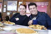 Bei seiner Suche nach dem besten Frühstück stattet Adam (r.) in Sacramento Joanna Lane (l.) und ihrer Mutter einen Besuch ab. Die beiden Inhaberinnen von Jim Denny's bieten wohl das größte Omelett überhaupt an ...