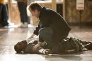 Agent Ben Reynolds (Mekhi Phifer, l.) wird bei einer Schießerei schwer verletzt. Cal (Tim Roth) ist sofort zur Stelle.
