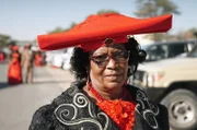 Für die Frauen der Herero im Dorf Okahandja hat das Tragen ihrer traditionellen Kleidung große Bedeutung.