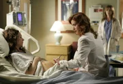 Meredith (Ellen Pompeo, r.) beobachtet Addison (Kate Walsh, M.) wie sie sich um eine Patientin kümmert ...