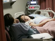 Während sich noch alles um Meredith und ihre Mutter dreht, bricht Cristina (Sandra Oh, r.) im OP zusammen. Bailey (Chandra Wilson, l.) kümmert sich rührend um sie ...