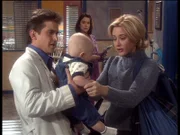 Grace (Leah Lail, r.) sucht ihren alten Freund Jesse (Charlie Schlatter, l.) auf und bittet ihn, ihr Baby in seine Obhut zu nehmen, so lange die Erpresser nicht gefasst sind.