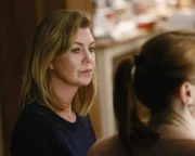 Meredith (Ellen Pompeo, l.) ist fassungslos, als sie sieht, wer Callies neue Freundin ist. Um die Dinnerparty nicht im Streit enden zu lassen, versucht sie, Penny (Samantha Sloyan, r.) aus dem Weg zu gehen ...