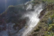 Aus den Fumarolen im Zentrum der Caldera treten Wasserdampf und schwefelhaltige Gase aus –– ein Hinweis auf starke unterirdische Aktivität.