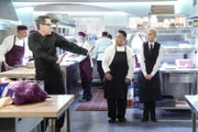 (v.l.n.r.) Chef Rudy (French Stewart); Paul (Reggie De Leon); Christy (Anna Faris)