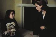 Scully (Gillian Anderson, r.) findet heraus, dass Teena (Sabrina Kreivins, l.) kein normales Mädchen ist. Doch dann verschwindet das junge Mädchen plötzlich aus dem Waisenhaus ...