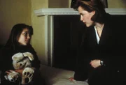 Scully (Gillian Anderson, r.) findet heraus, dass Teena (Sabrina Kreivins, l.) ein Retortenbaby war. Noch während sie sich in Kalifornien aufhält, wird Teena Simmons aus dem Waisenhaus entführt ...